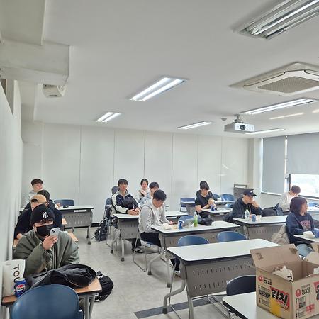 3월11일 2025년 신입생들과 함께 학교탐방을 진행하였습니다.